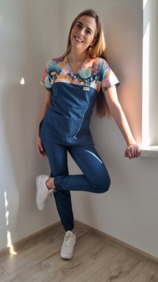 Komplet medyczny damski SCRUBS Bluza bajkowe kwiaty + Jogger kolor DARK MARINE BASIC EFIMED