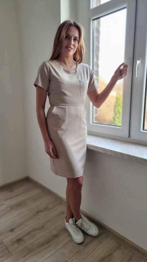 Sukienka medyczna damska taliowana kolor NUDE EFIMED