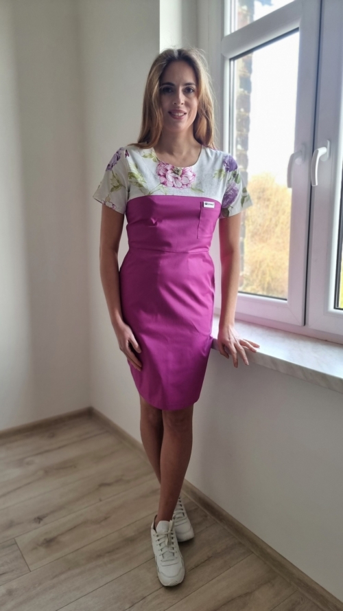 Sukienka medyczna damska taliowana wzór RÓŻANY OGRÓD kolor MAGENTA SNC EFIMED
