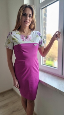 Sukienka medyczna damska taliowana wzór RÓŻANY OGRÓD kolor MAGENTA SNC EFIMED