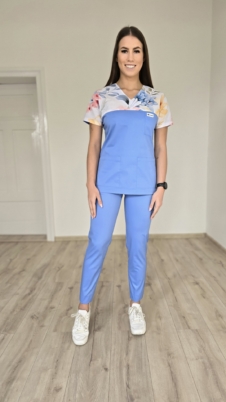 Komplet medyczny damski SCRUBS Bluza kwiaty wiosenne + cygaretki z kieszeniami kolor błękit królewski SNC EFIMED